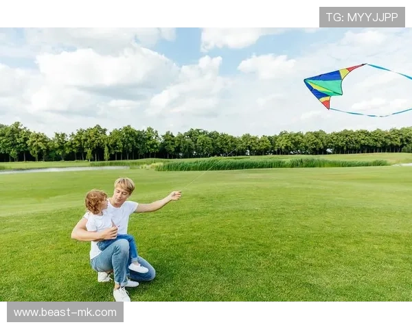 Osimhen如何在职业巅峰期兼顾家庭责任？揭秘球星平衡足球与亲情的秘诀